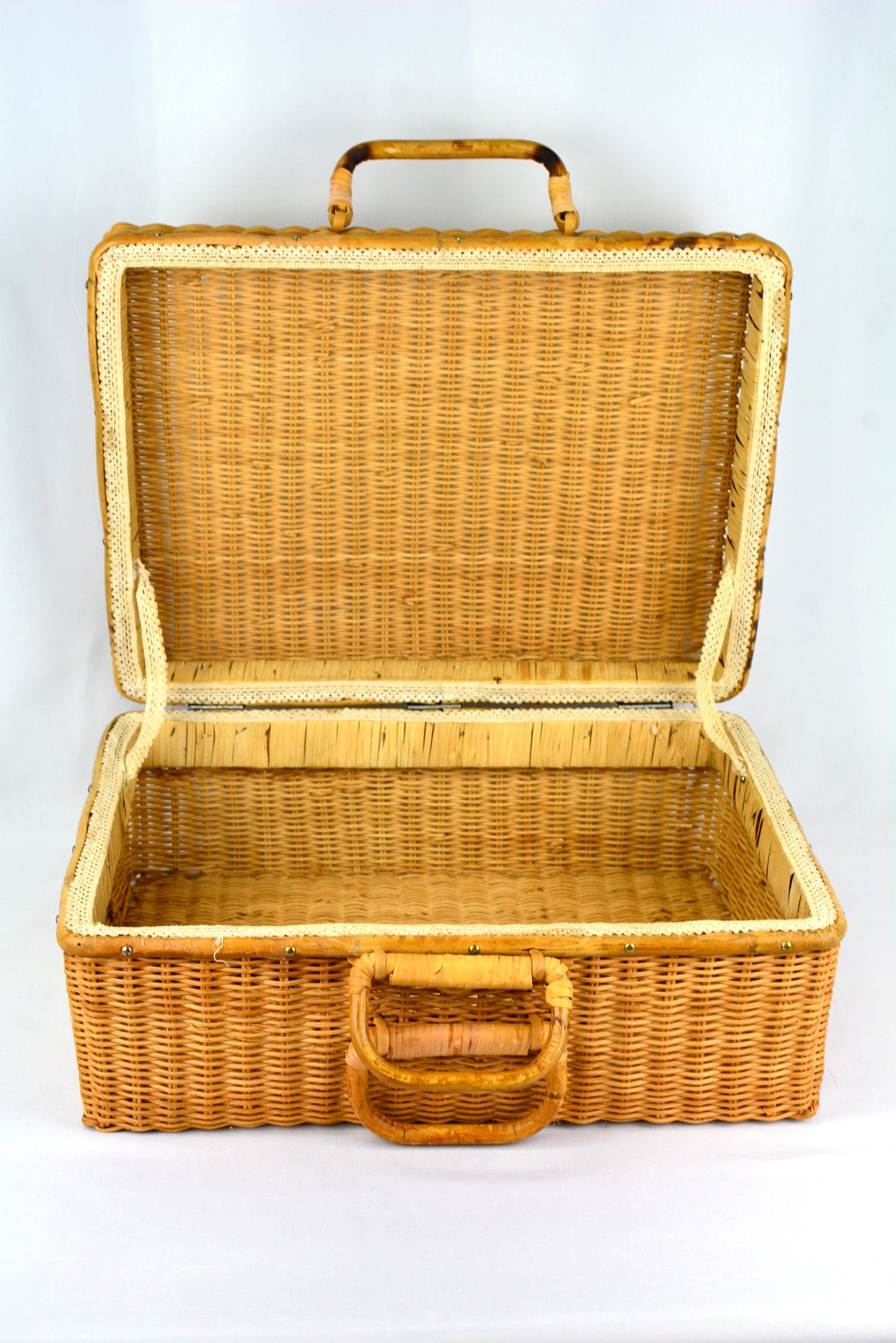 Vintage Picnic Basket 020